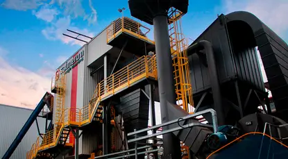 Caldeiras de Biomassa da salemron para Produção de Energia com um ceu azul ao fundo